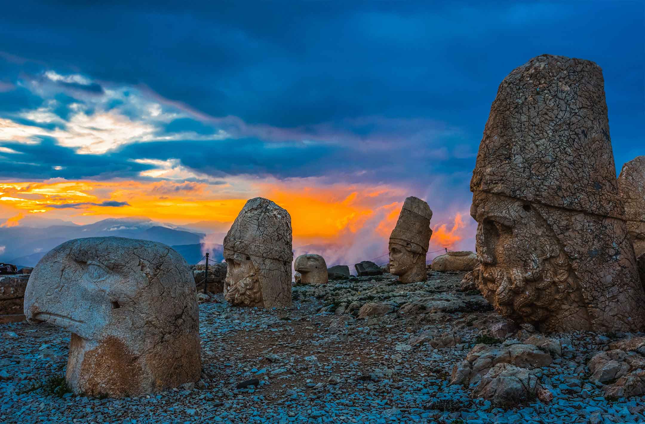 Nemrut Dağı Gün doğumu ilk ışıklarında yunan tanrıları heykelleri