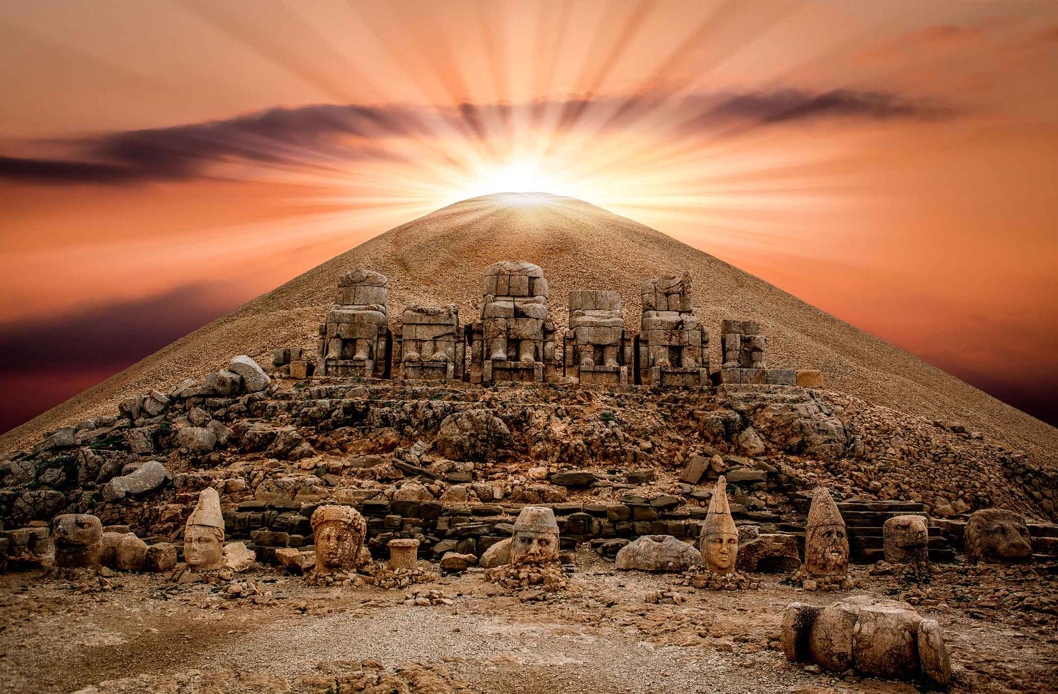 Nemrut Dağı Tanrı Tahtları, Komagene Kralları ve Tanrıların Heykelleri 