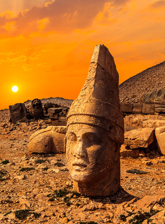 Kral Antiochos Heykeli, Nemrut Dağı 