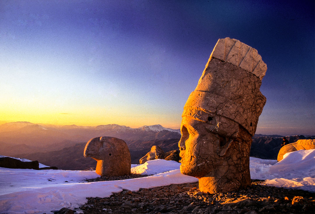 Nemrut Dağında Kar ve Kral Antiochos ve Kartal Başı Heykeli