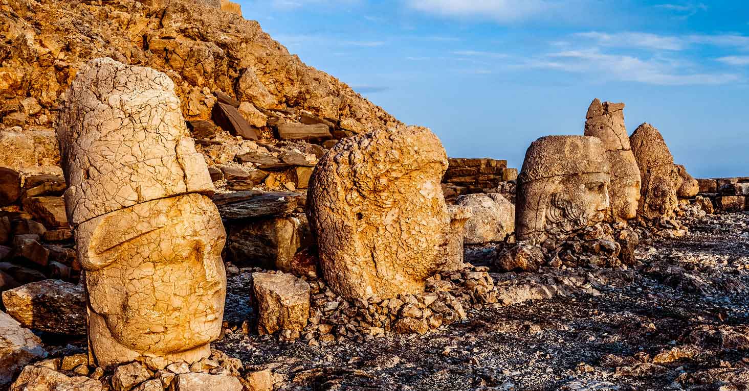 Gün Doğumunda Nemrut Dağındaki Tanrı Heykelleri