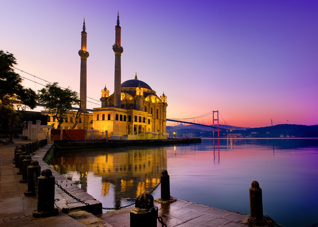 İstanbul Ortaköy Camii ve İstanbul Boğazı