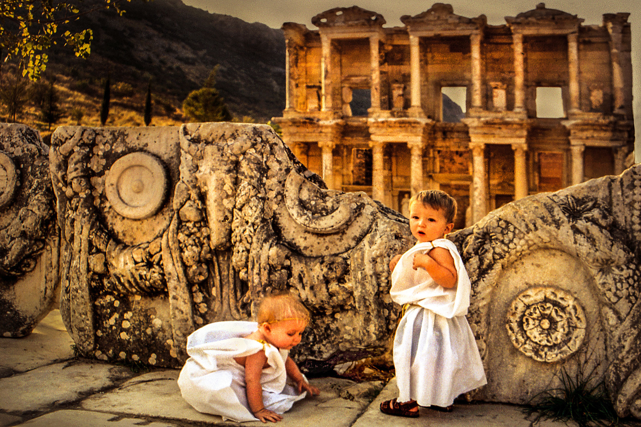 Efes Antik Kentinde iki çocuk 
