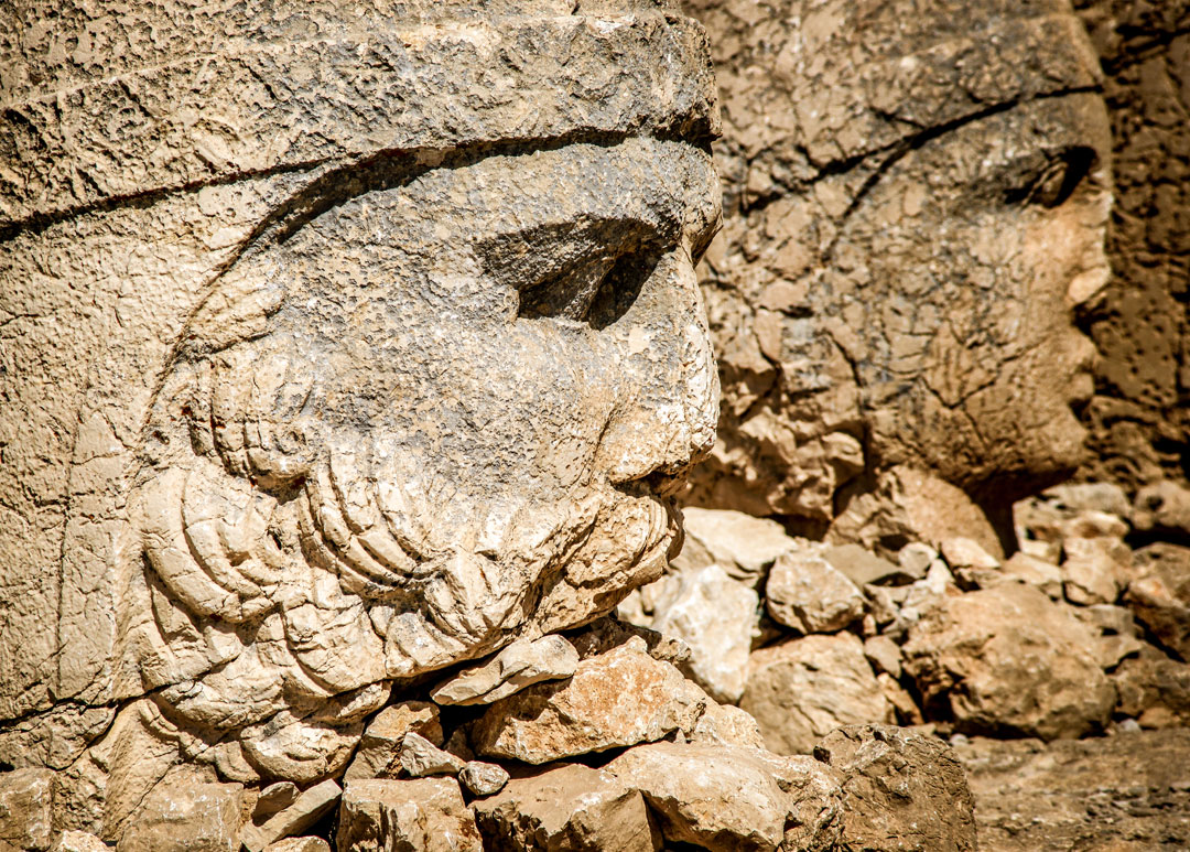 Nemrut Dağı'ndaki Heykeller