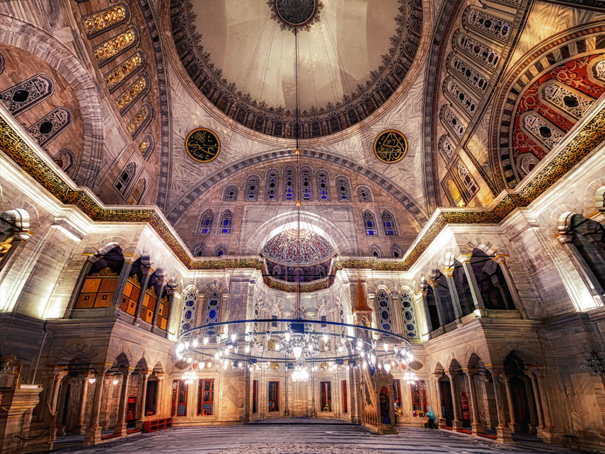 Sultanahmet Camii'nin iç kısmı ve görkemli kubbesi