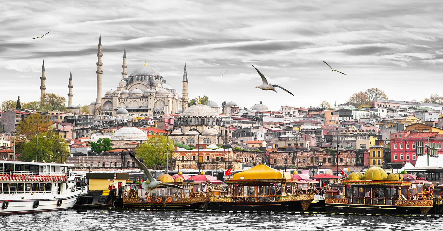 İstanbul Tarihi Alanları Silüeti ve Haliç'teki Balıkçı Gemileri