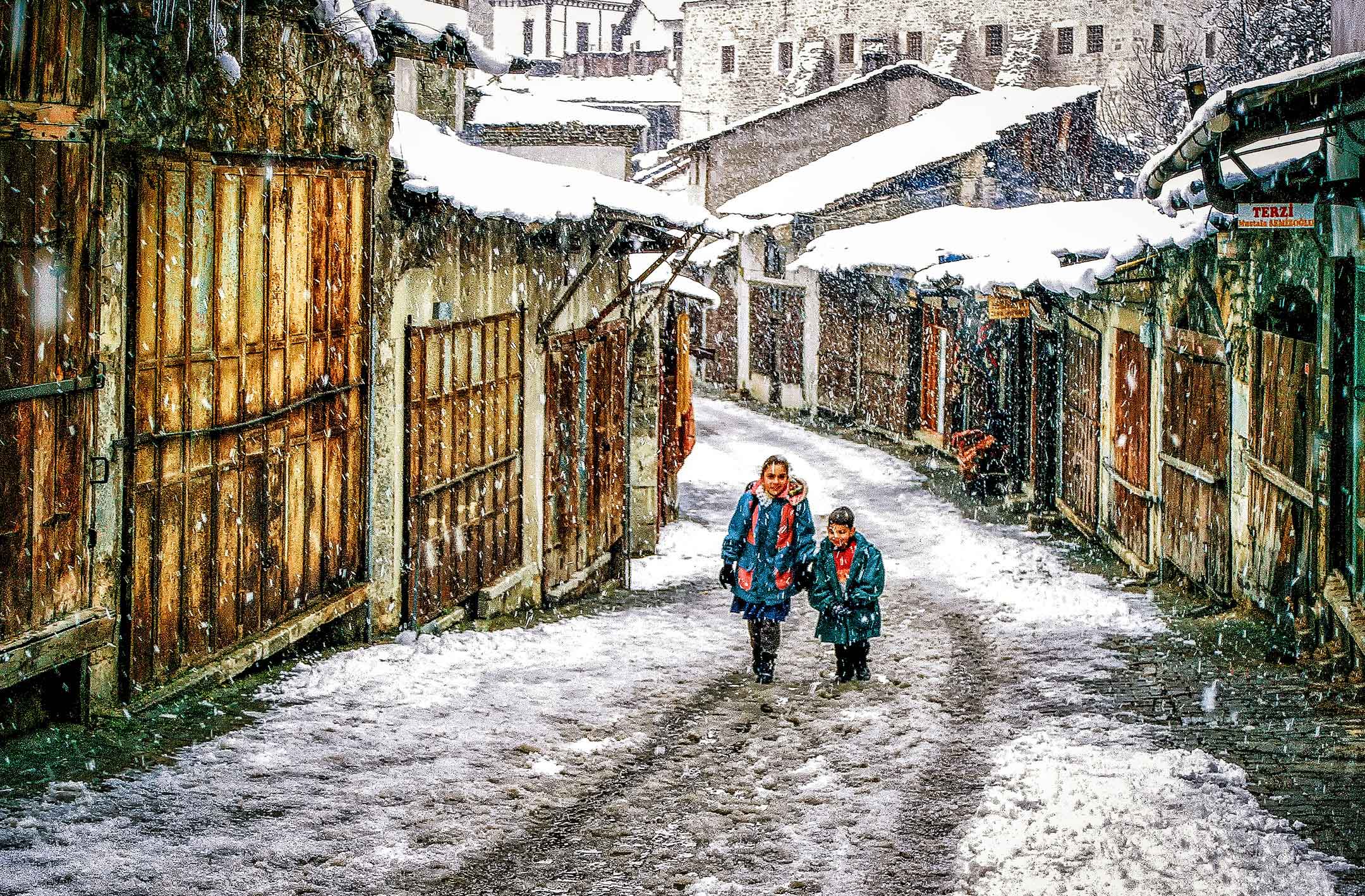 Kışın Safranbolu'da okula giden iki çocuk 