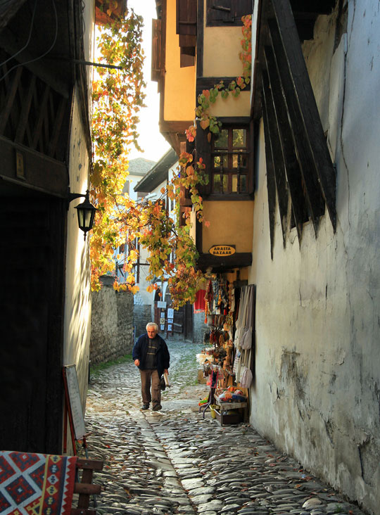 Safranbolu dar sokaklarında yürüyen yaşlı bir adam, Karabük - Türkiye 