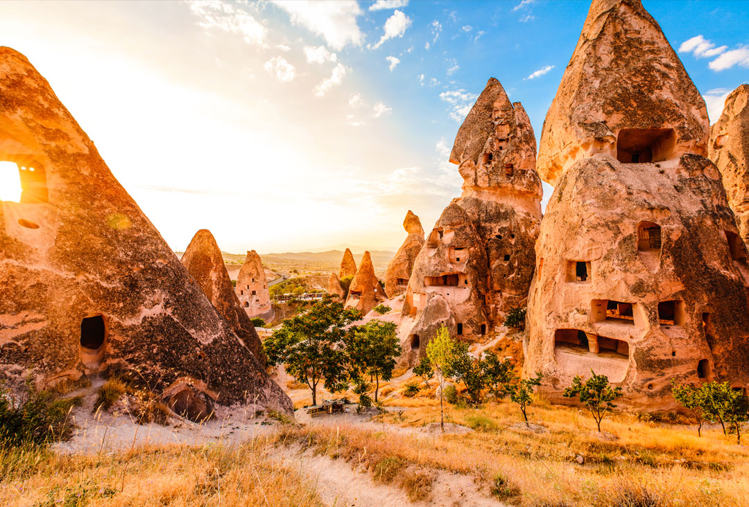 Kapadıkya oyularak yapılmış peri bacaları