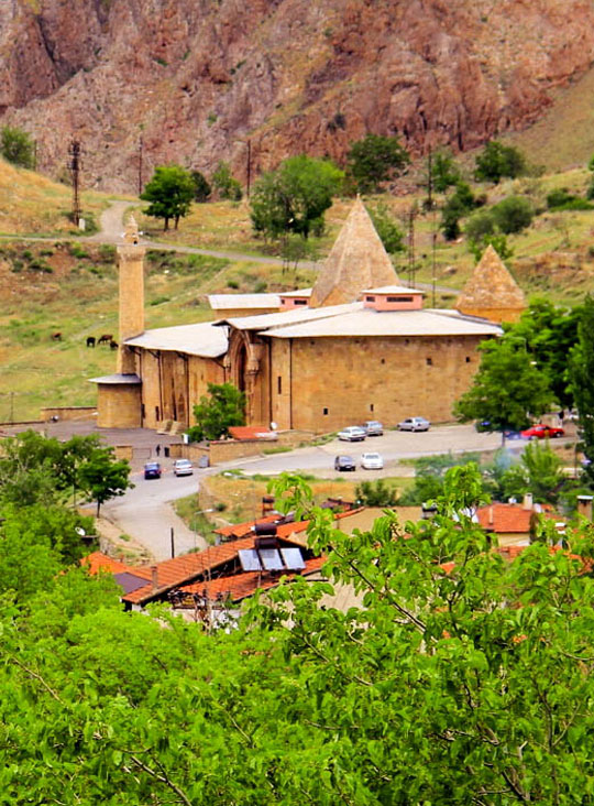 Divriği Camii ve uzaktan görünşü